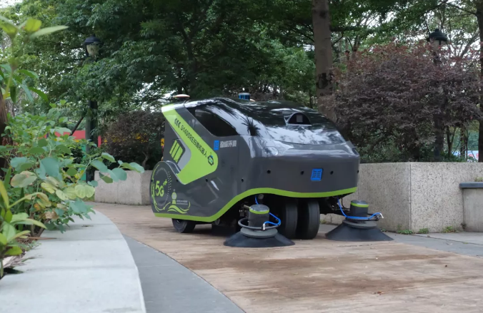 BB贝博艾弗森环境5G环卫机器人亮相2021中国创新创业成果交易会